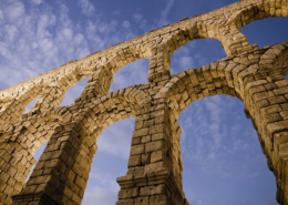 Den romerske akvædukt. Lej bil på Billeje.info