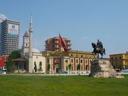 Billeje i centrum af Tirana i Albanien