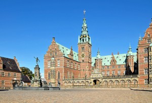 Frederiksborg Slot i Hillerød. Lej bil på Billeje.info