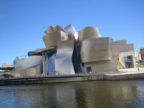 Guggenheim Museum i Bilbao - flyv Norwegian og lej billig bil