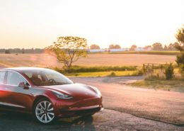 Tesla model 3 i solnedgang