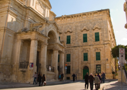 Kirke i Valletta. Lej bil på Malta på Billeje.info